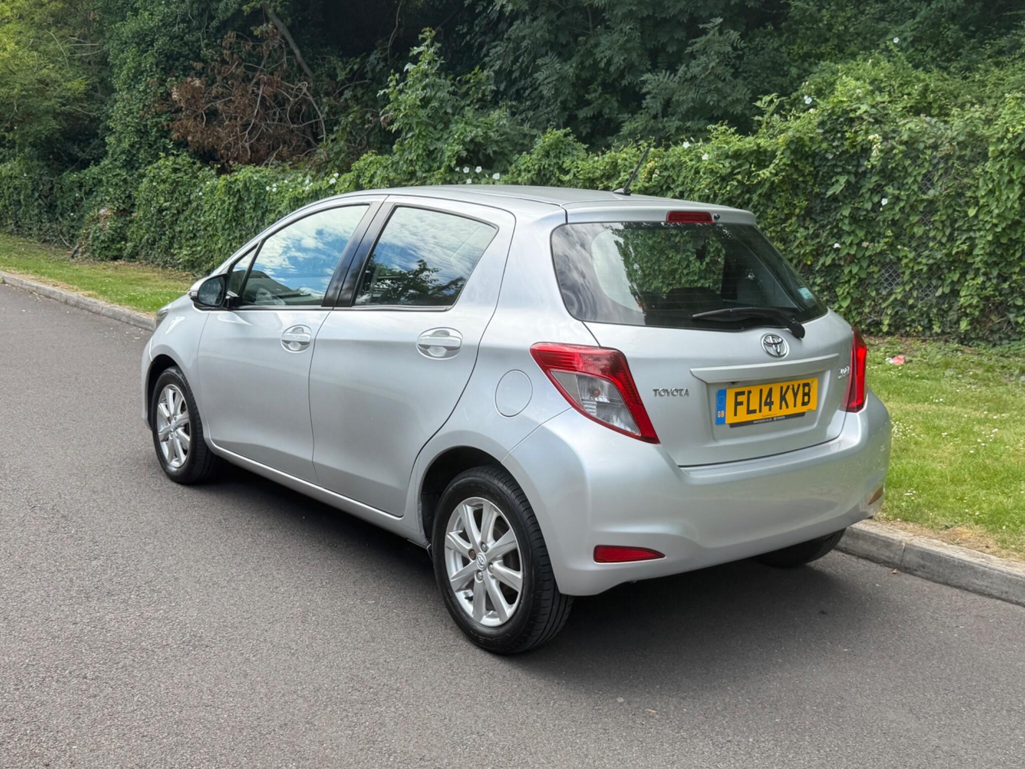 2014 Toyota Yaris thumbnail 5